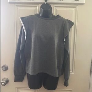 Daisy Fuentes Fit size L Gray ruffled sleeve sweater top